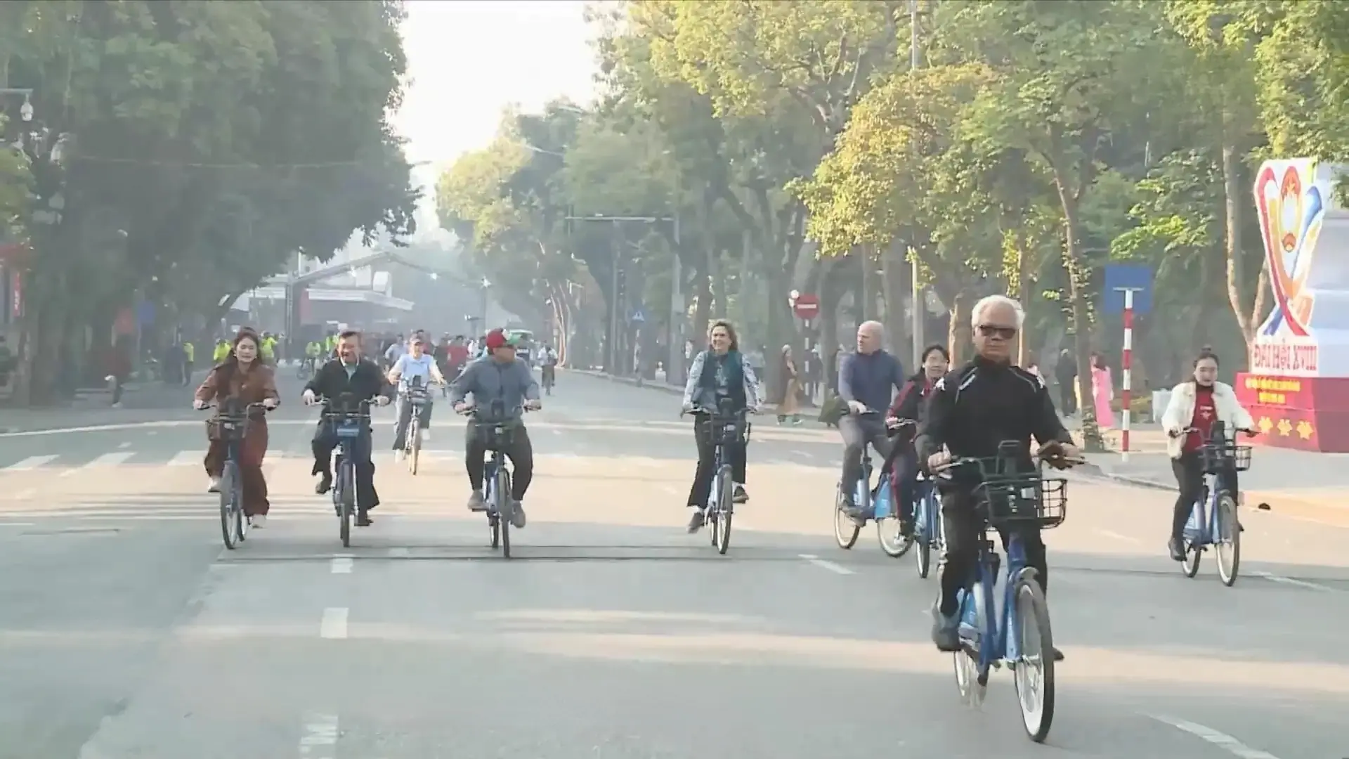 Hành trình đạp xe hữu nghị vì Hà Nội xanh